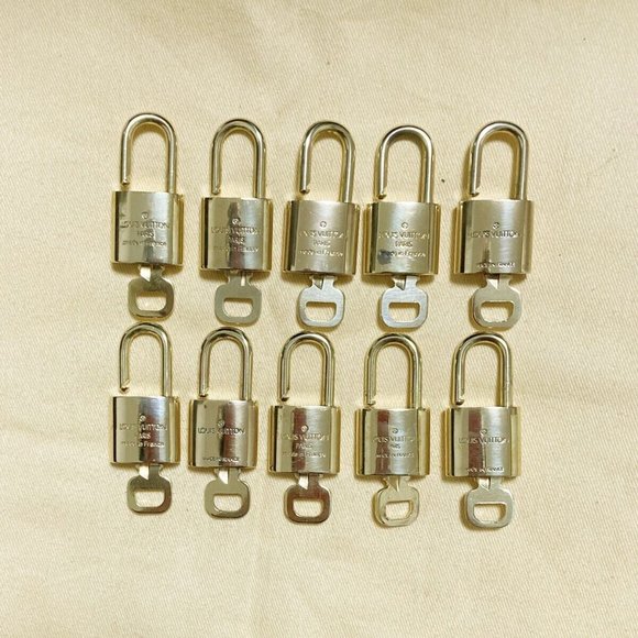 LOUIS VUITTON LV 10 SET PADLOCK KEY BAG CHARM CADENA GOLD PLATED - Picture 7 of 8